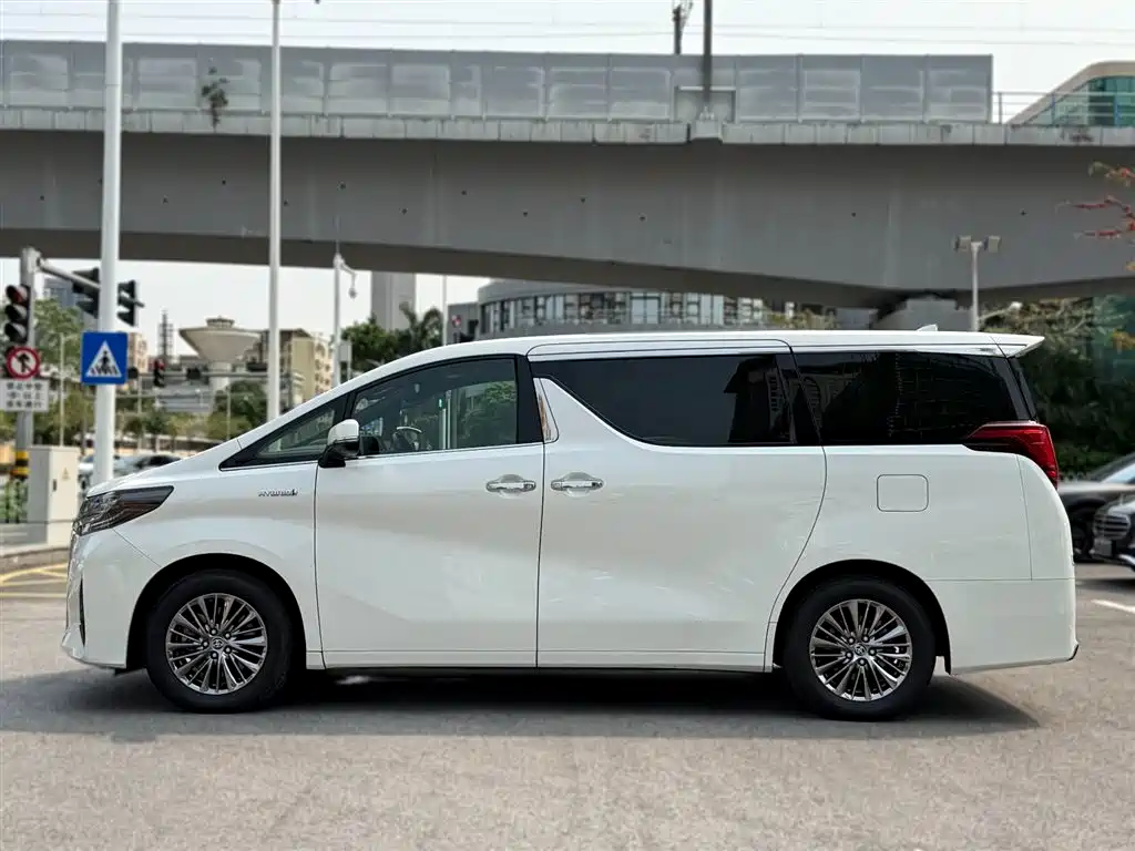 Toyota Alphard — фото 3