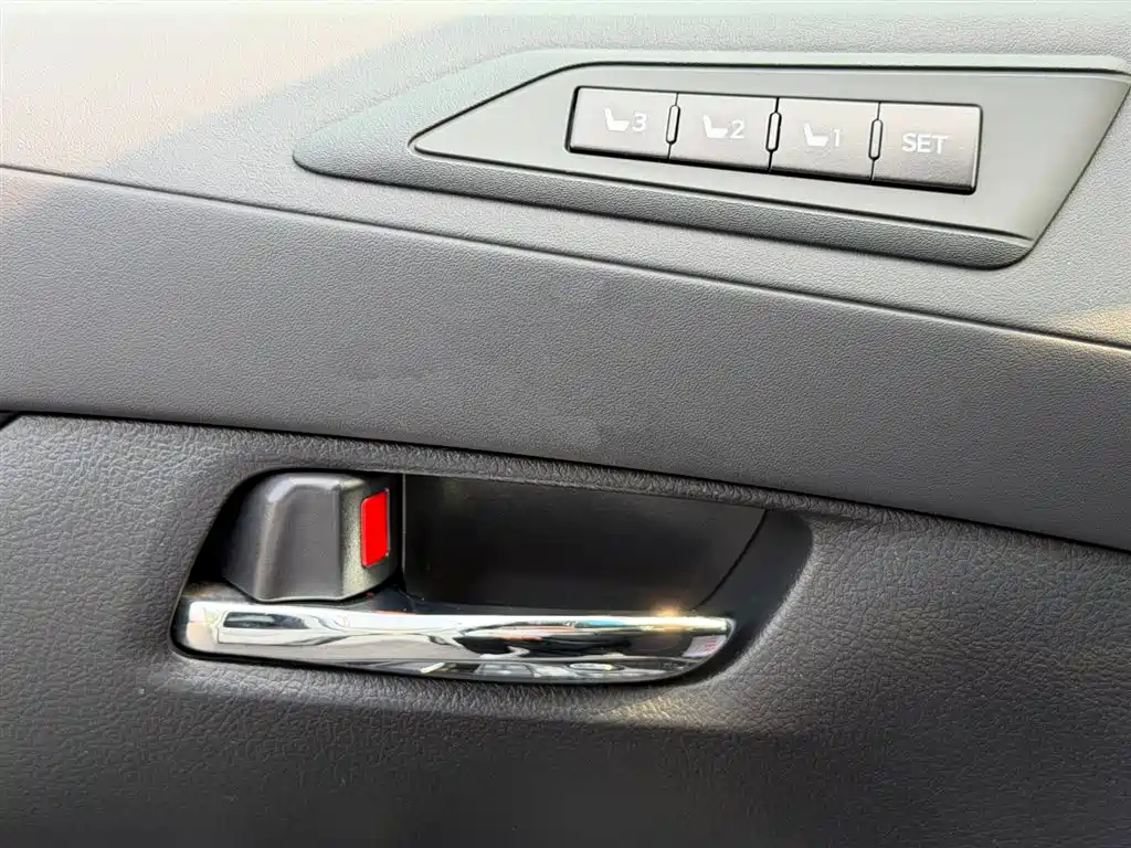 Toyota Alphard — фото 8