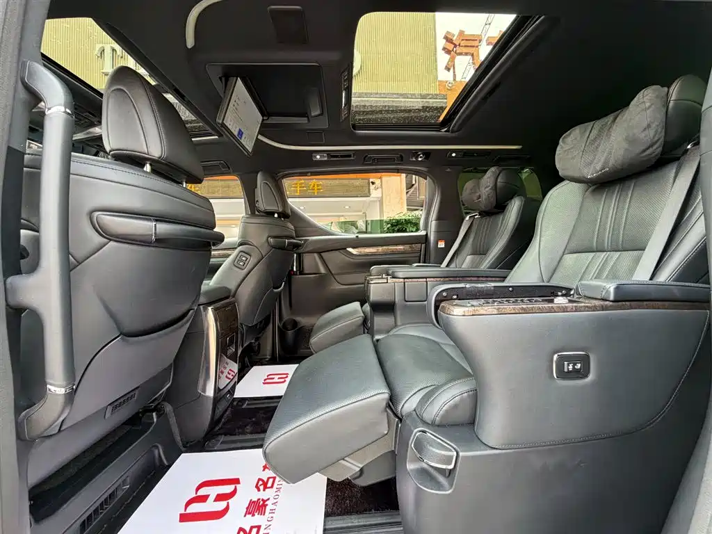 Toyota Alphard — фото 10