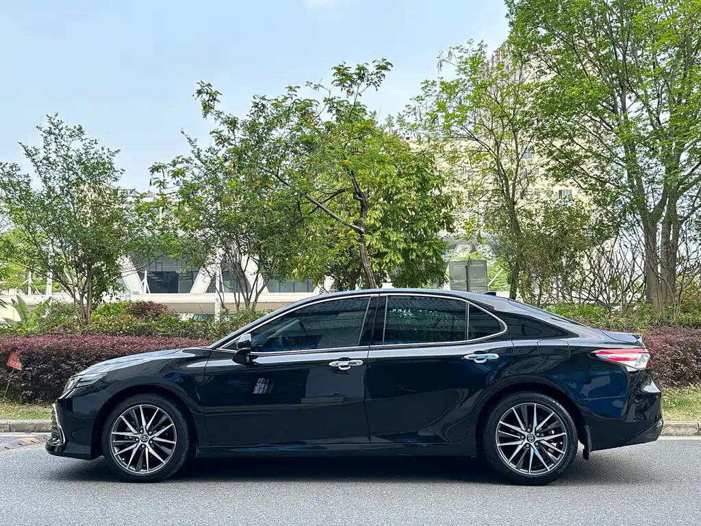Toyota Camry — фото 4