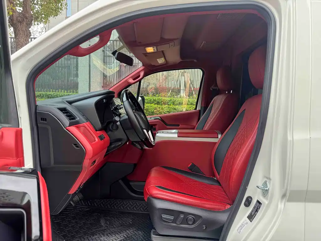 Toyota Hiace — фото 3