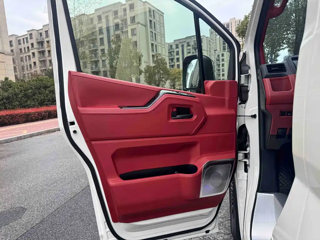 Toyota Hiace — фото 7