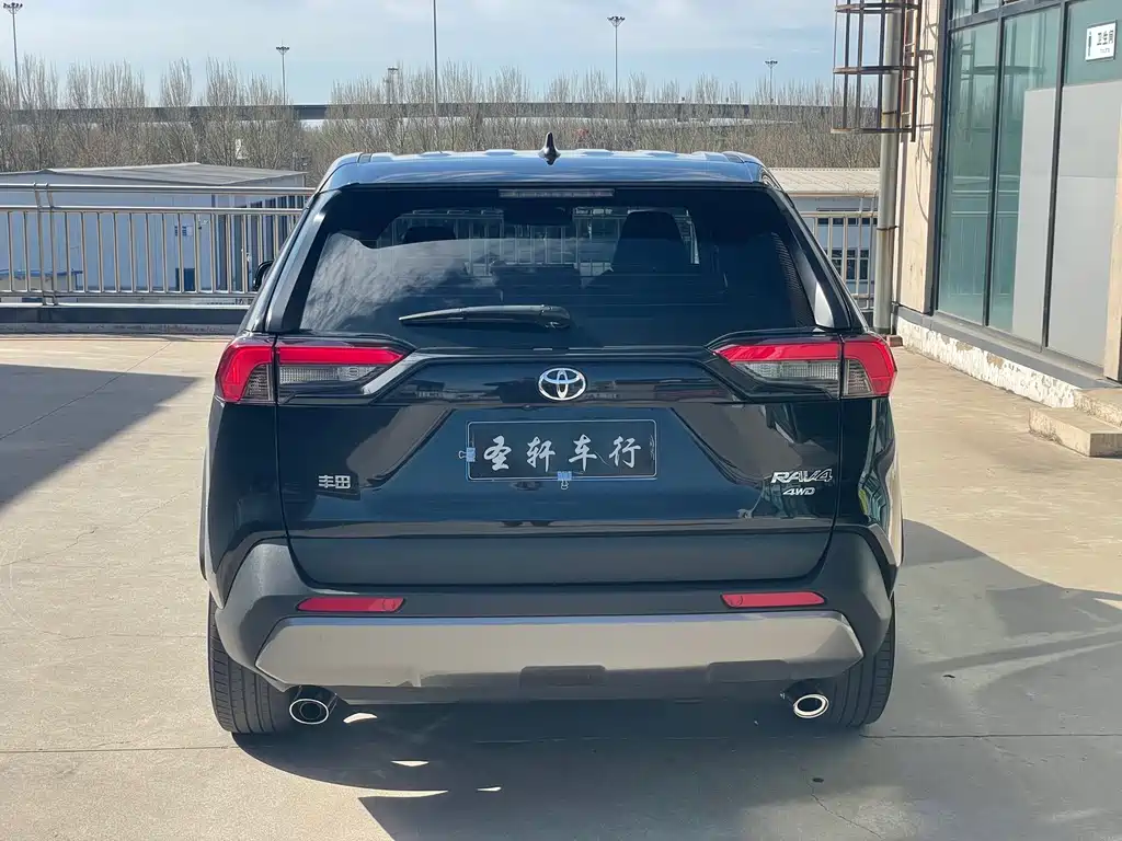 Toyota RAV4 — фото 4