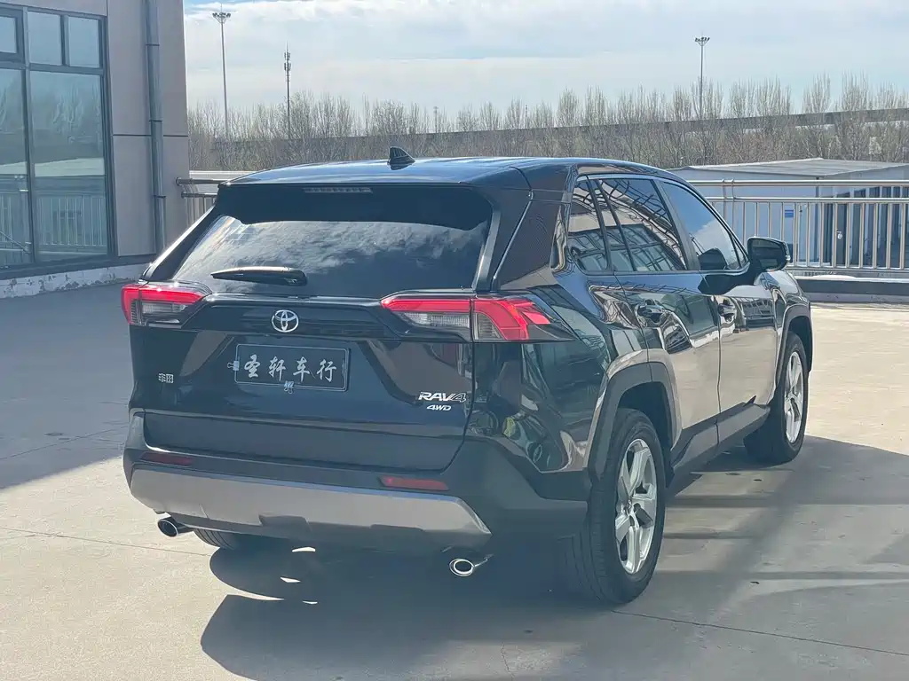 Toyota RAV4 — фото 6