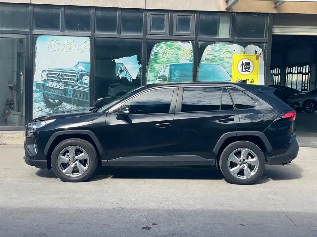 Toyota RAV4 — фото 7