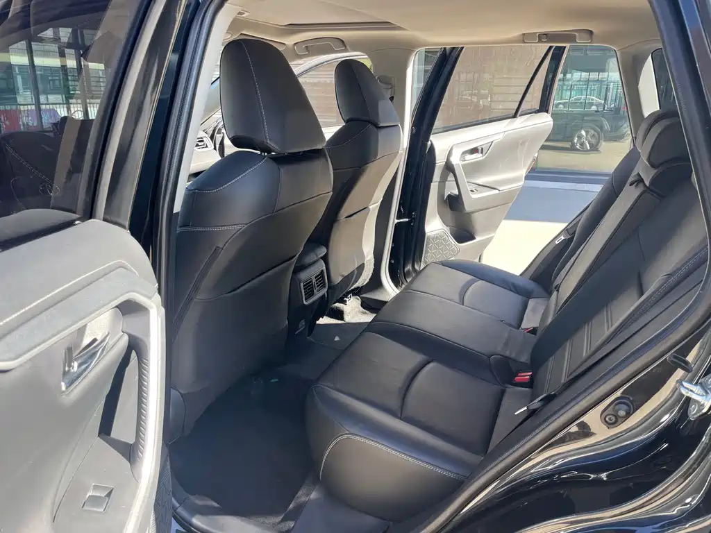 Toyota RAV4 — фото 9