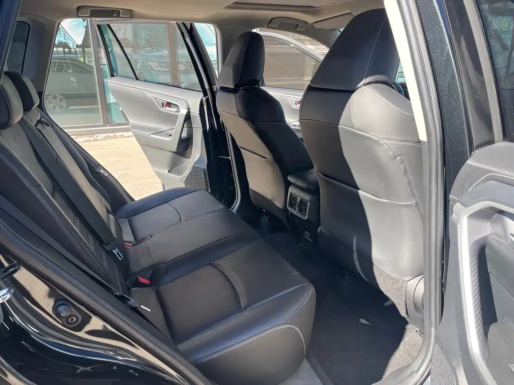 Toyota RAV4 — фото 10