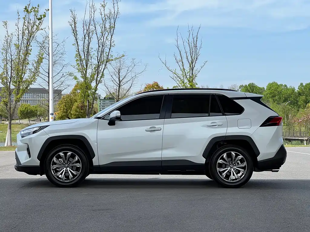 Toyota RAV4 — фото 4