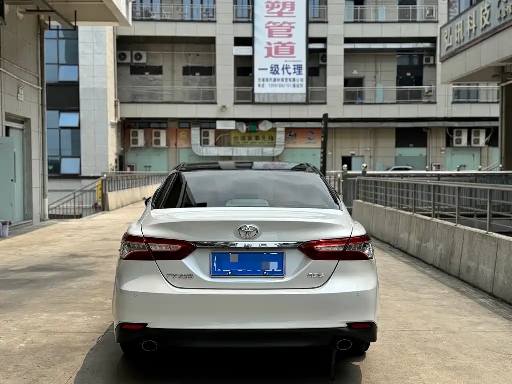 Toyota Camry — фото 4