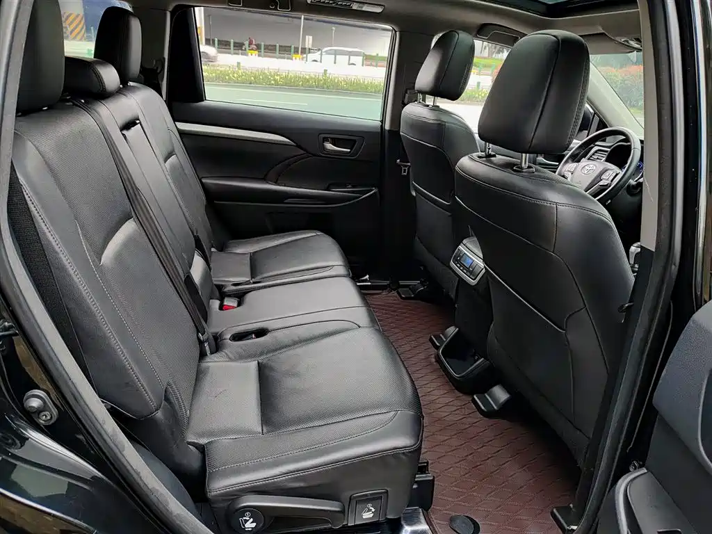 Toyota Highlander — фото 10