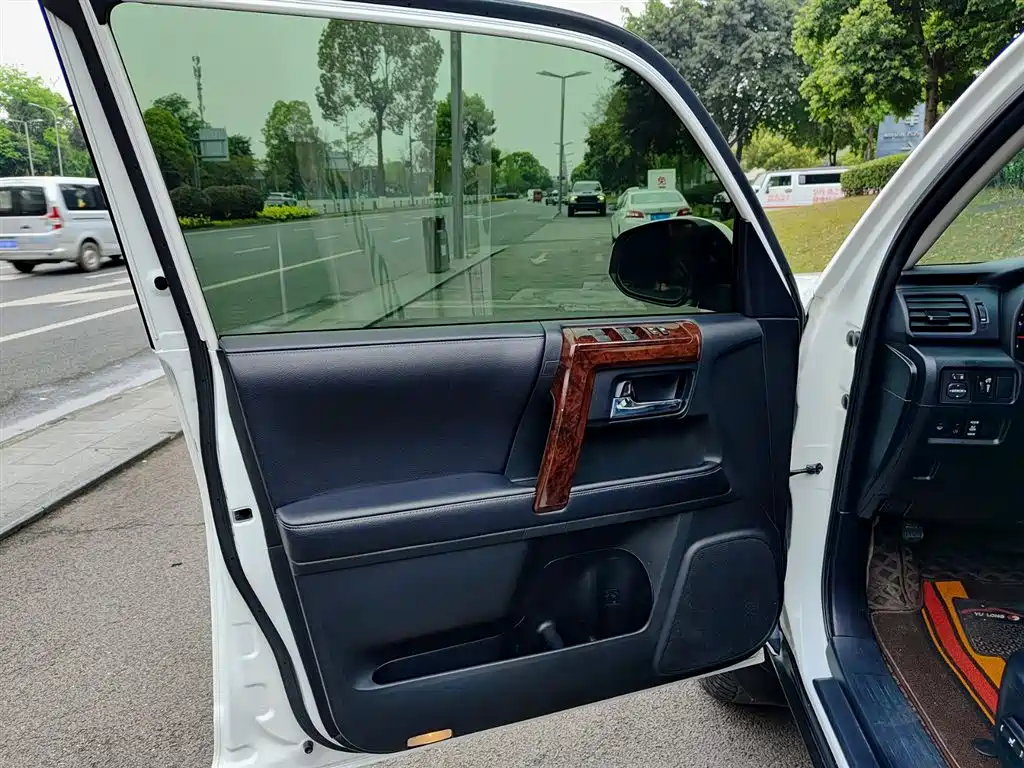 Toyota 4Runner — фото 6