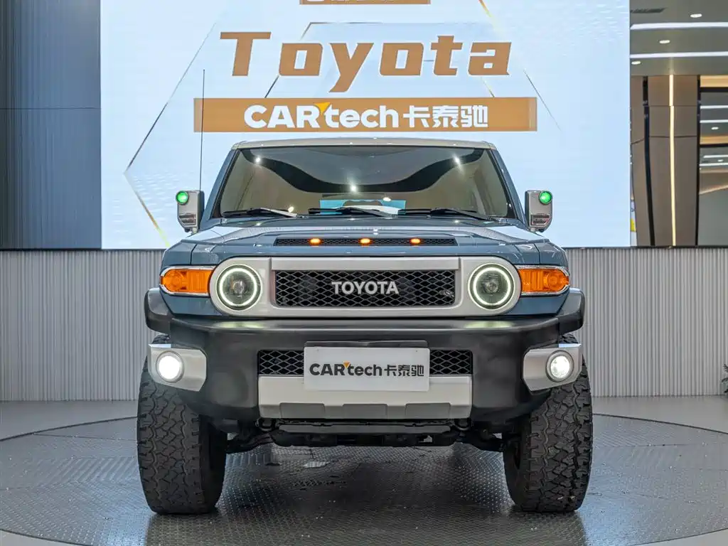 Toyota FJ Cruiser — фото 2