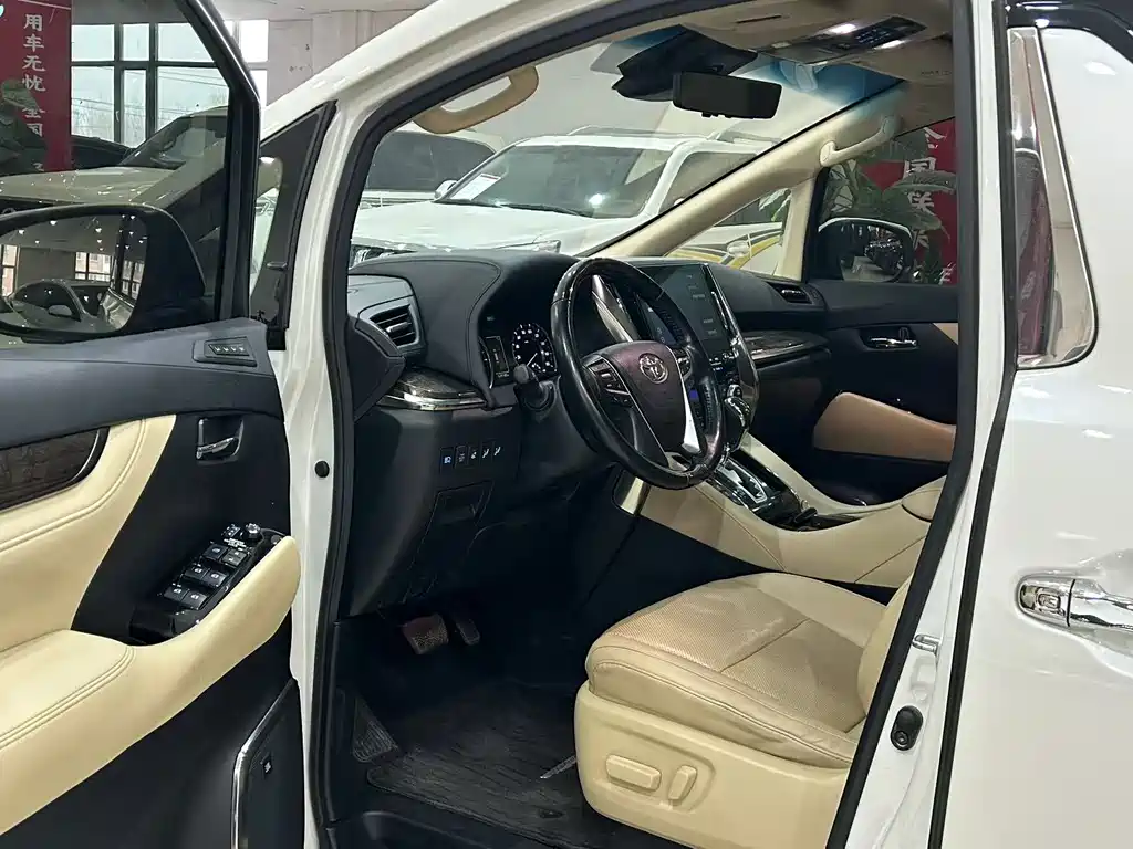 Toyota Vellfire — фото 5