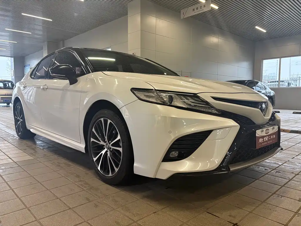 Toyota Camry — фото 3
