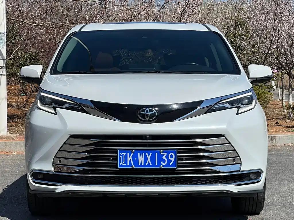 Toyota Sienna — фото 2