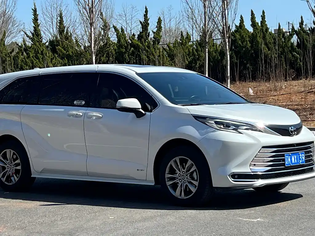 Toyota Sienna — фото 3
