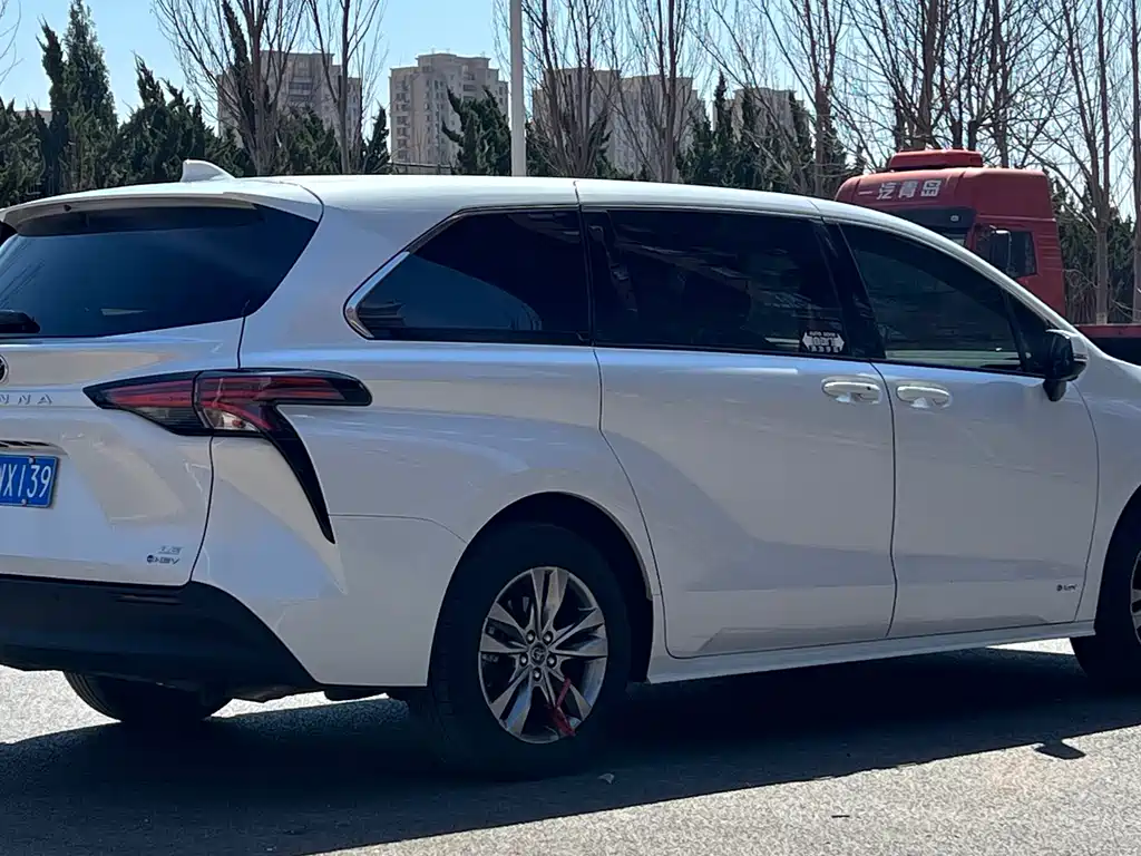 Toyota Sienna — фото 4