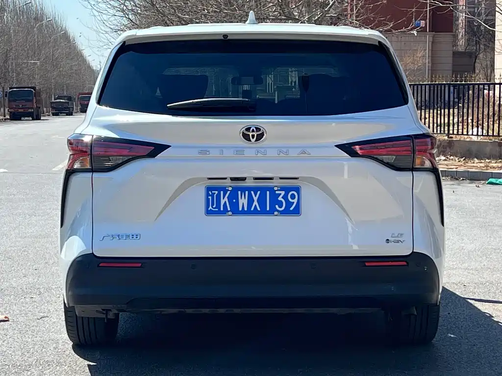 Toyota Sienna — фото 5