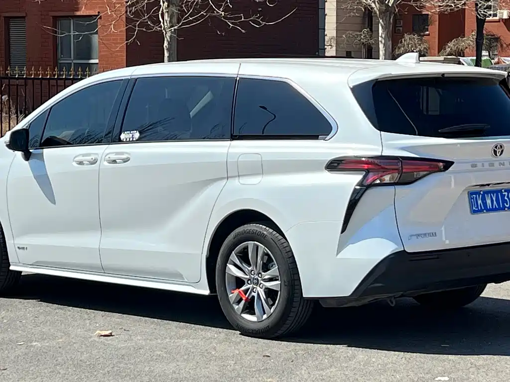 Toyota Sienna — фото 6