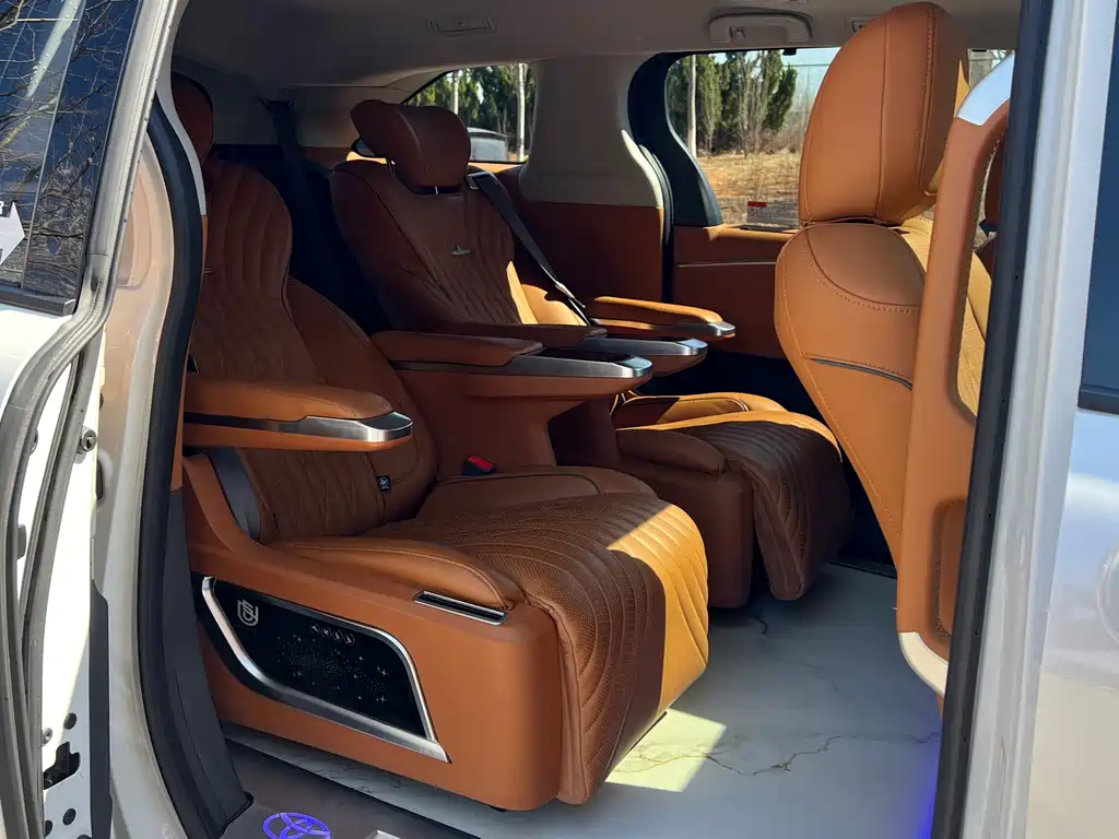 Toyota Sienna — фото 10