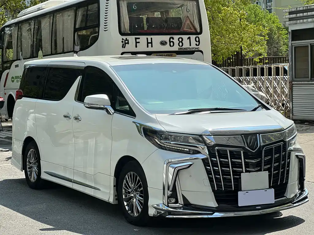 Toyota Alphard — фото 3