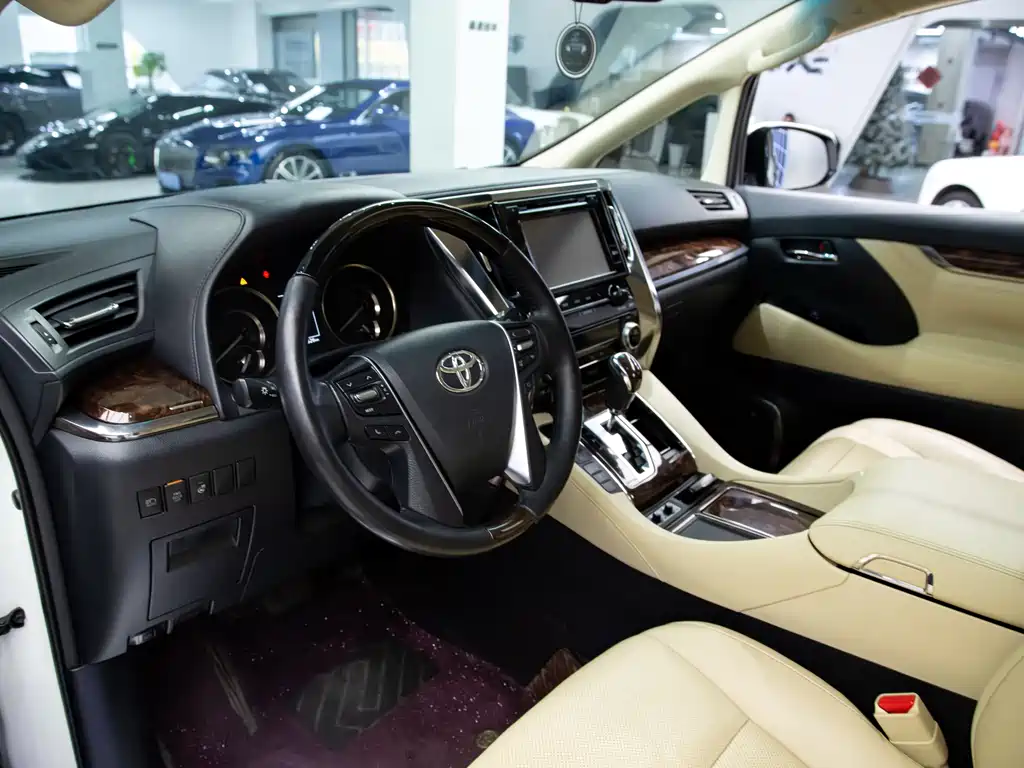 Toyota Alphard — фото 4