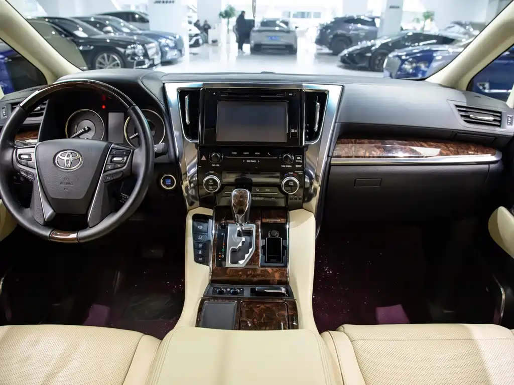 Toyota Alphard — фото 5