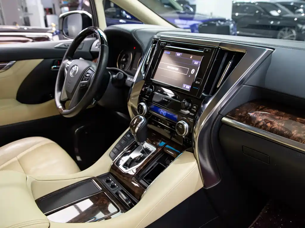 Toyota Alphard — фото 6