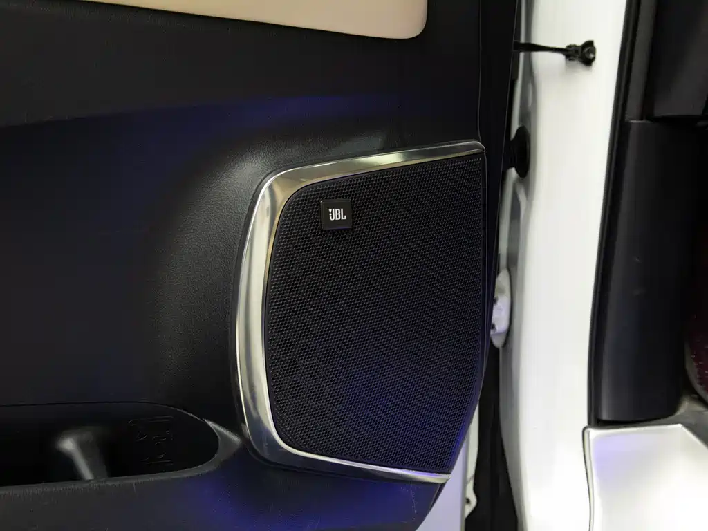 Toyota Alphard — фото 10