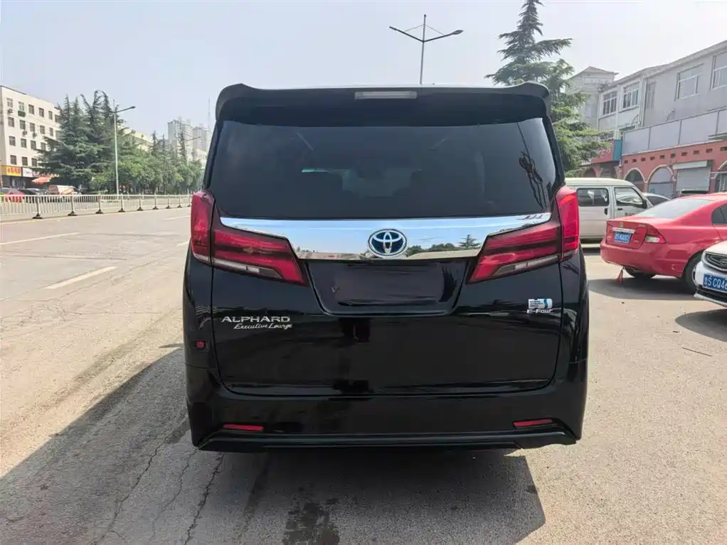 Toyota Alphard — фото 5