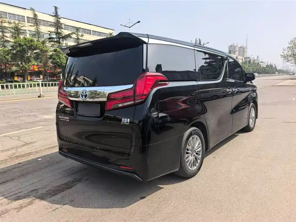Toyota Alphard — фото 6