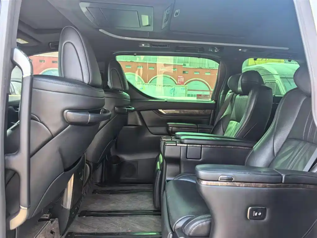 Toyota Alphard — фото 8