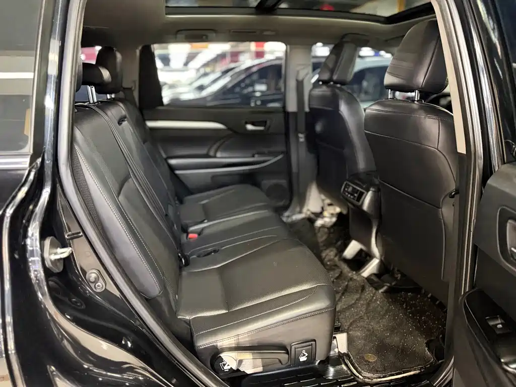 Toyota Highlander — фото 10