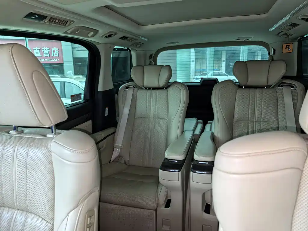Toyota Alphard — фото 12