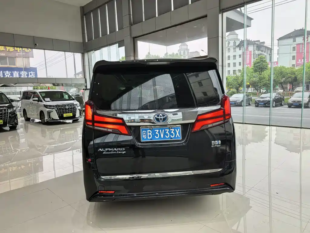 Toyota Alphard — фото 4