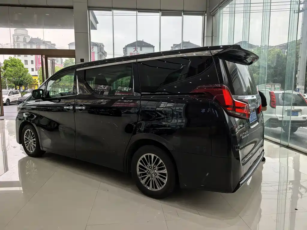 Toyota Alphard — фото 5