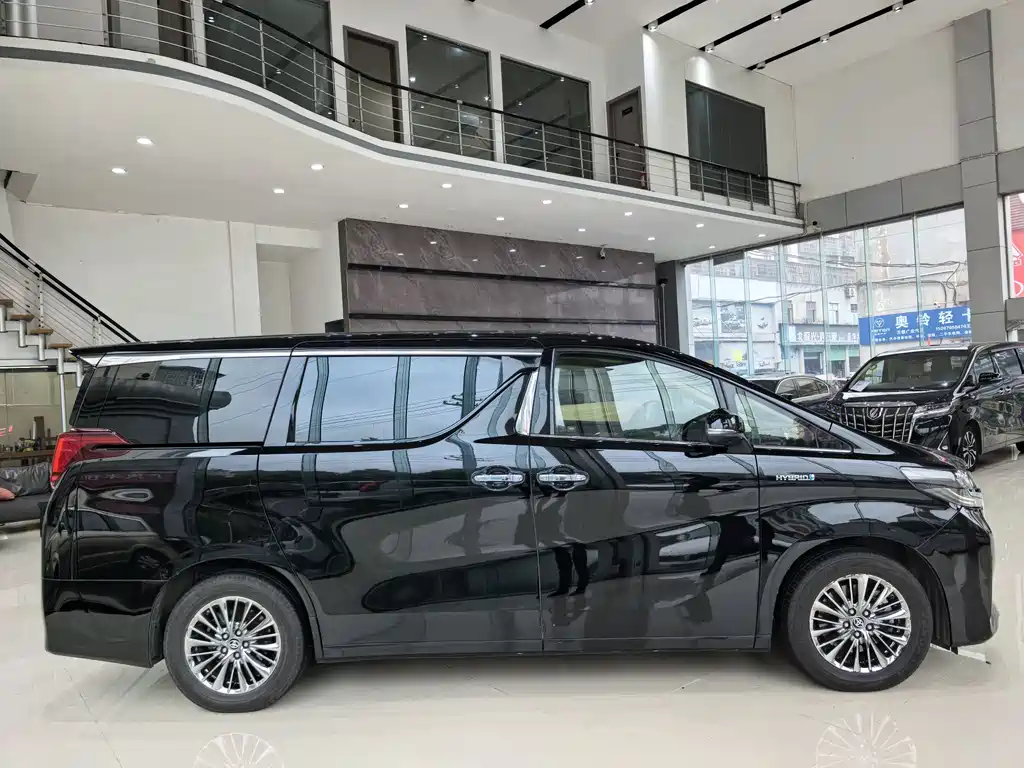Toyota Alphard — фото 6