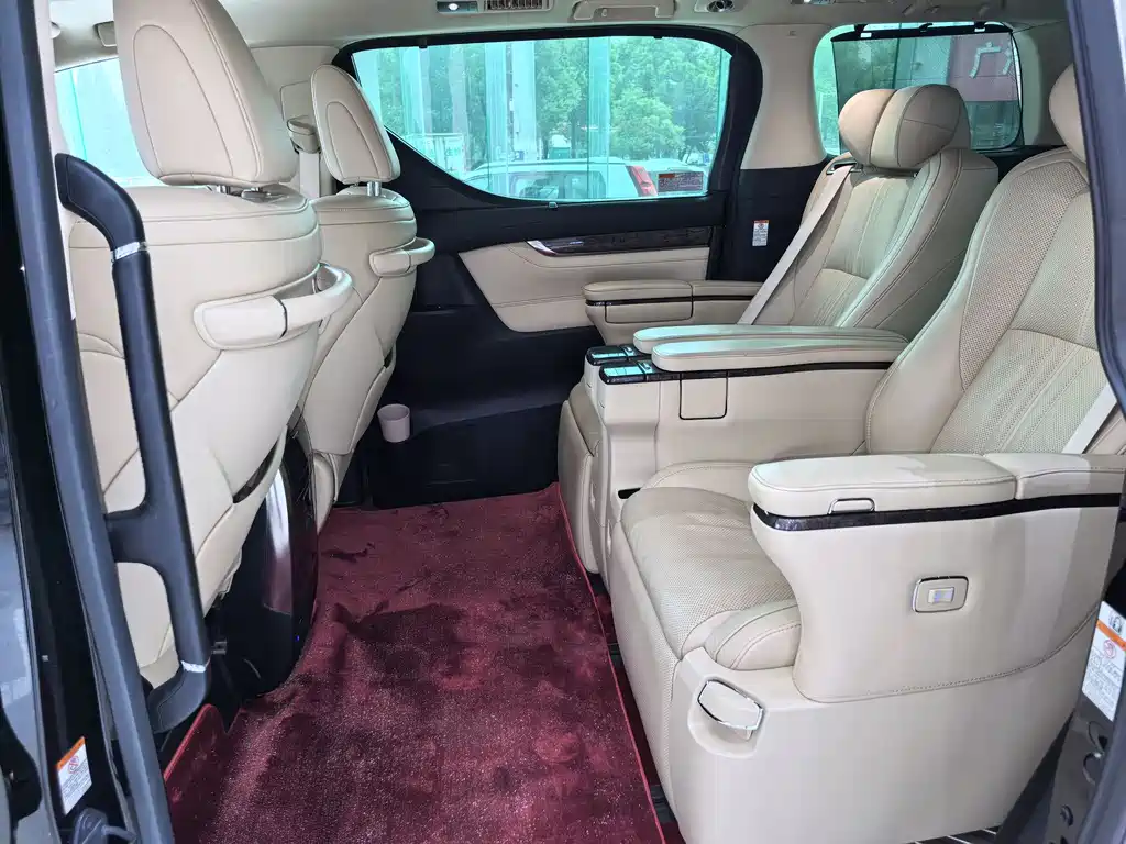 Toyota Alphard — фото 9