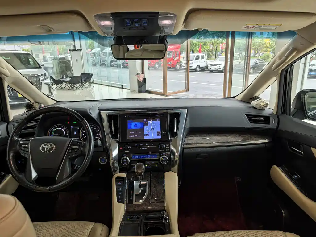 Toyota Alphard — фото 10