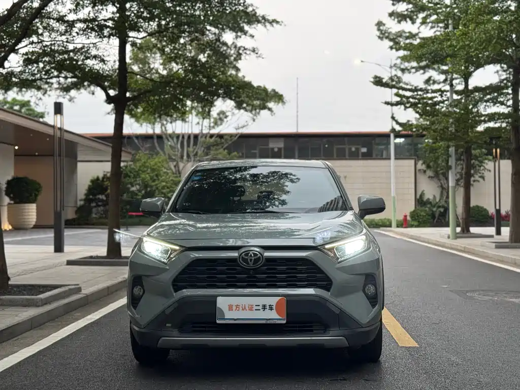 Toyota RAV4 — фото 2