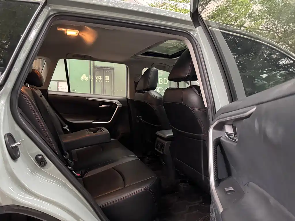 Toyota RAV4 — фото 11
