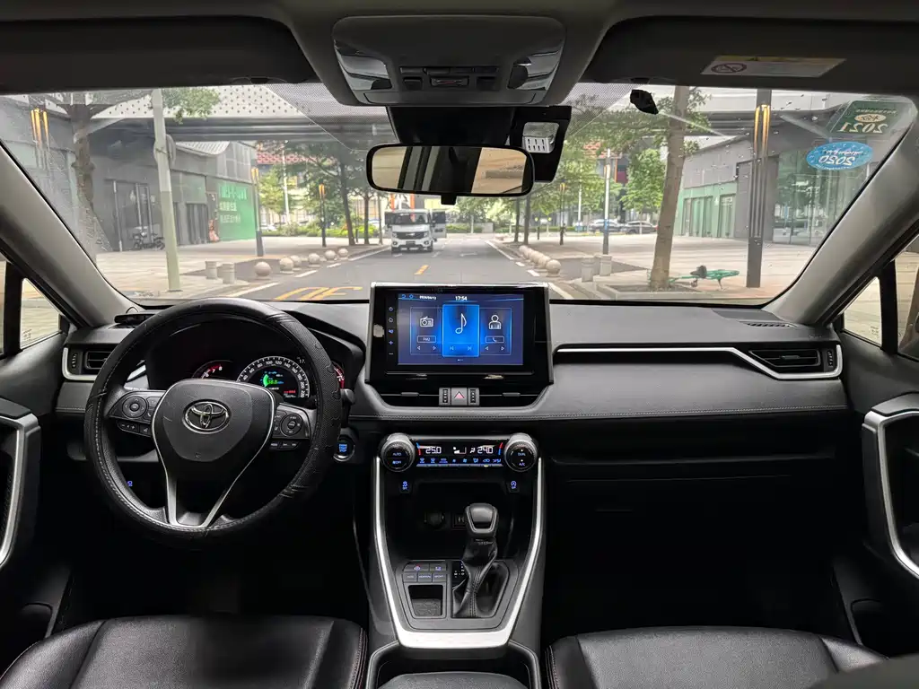 Toyota RAV4 — фото 13