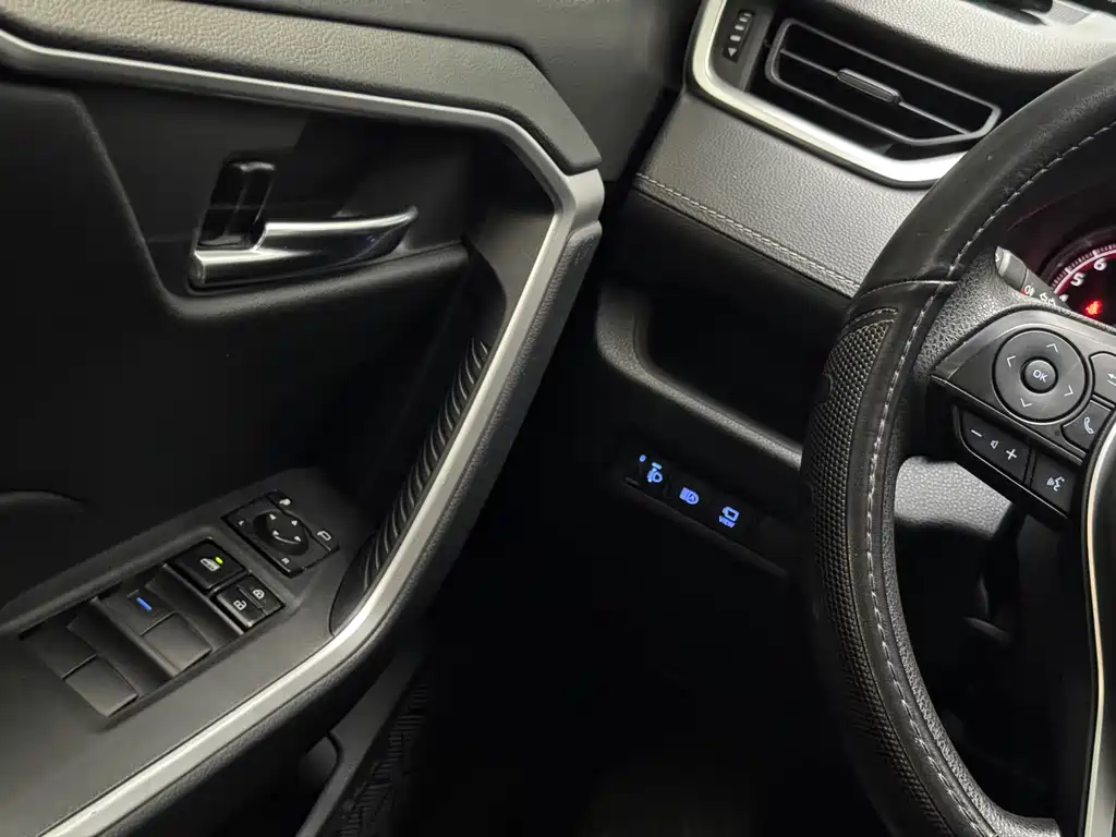 Toyota RAV4 — фото 19