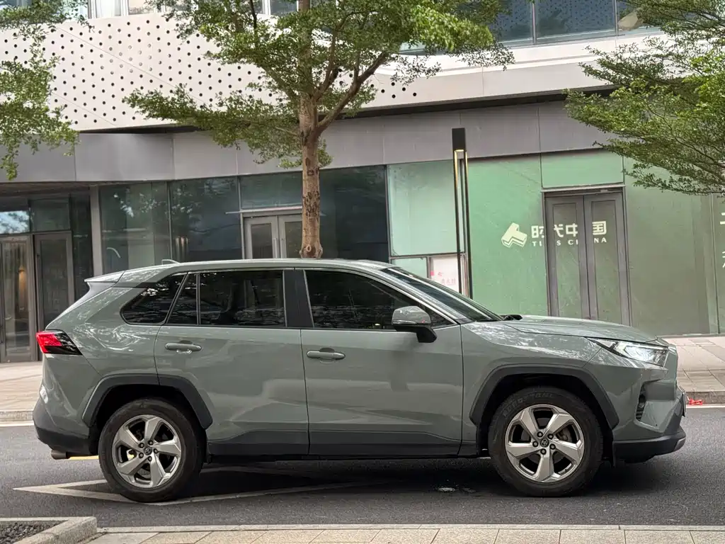 Toyota RAV4 — фото 3