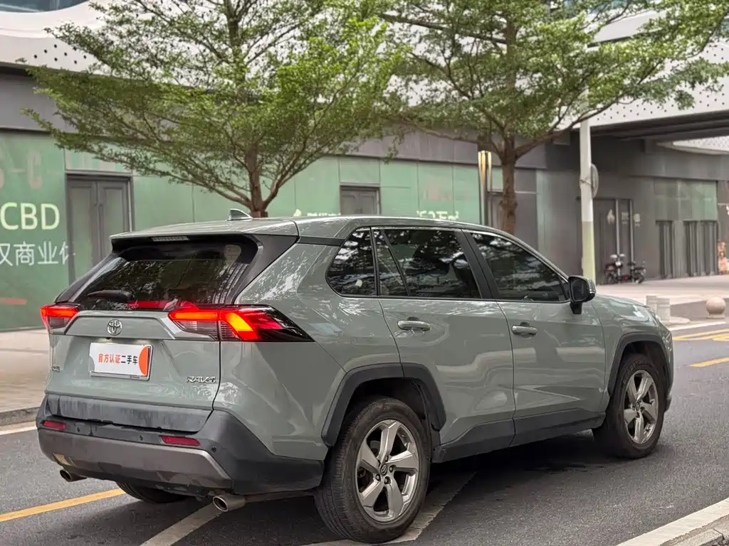 Toyota RAV4 — фото 5