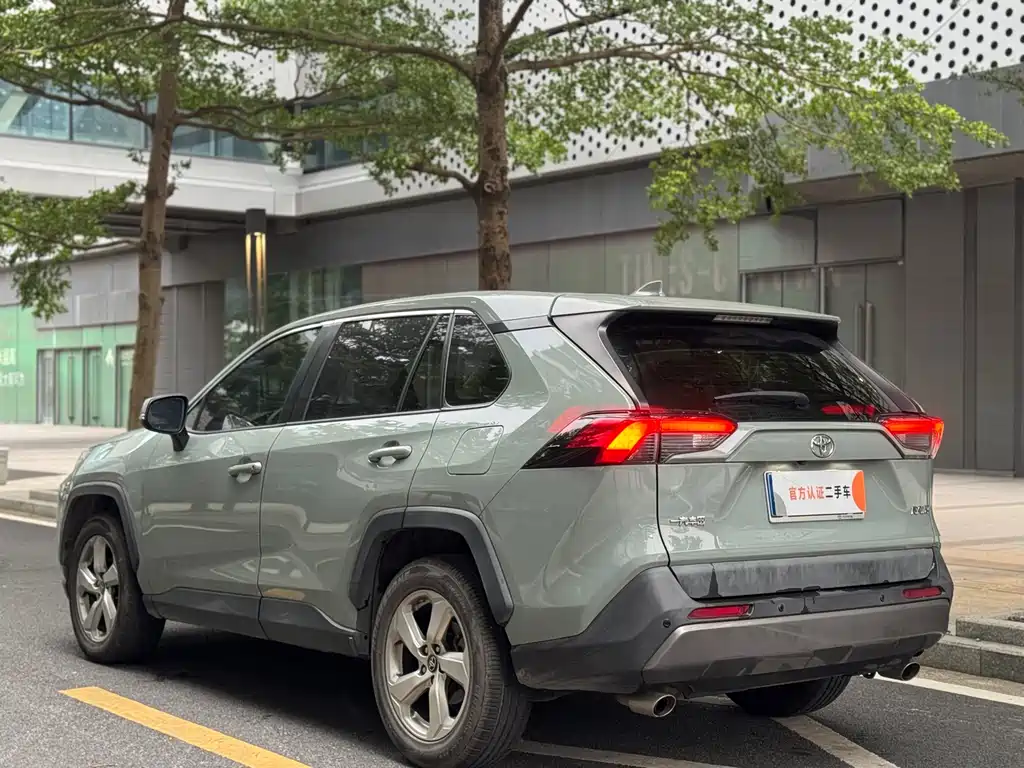 Toyota RAV4 — фото 7