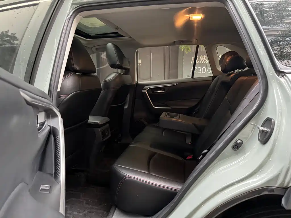 Toyota RAV4 — фото 9