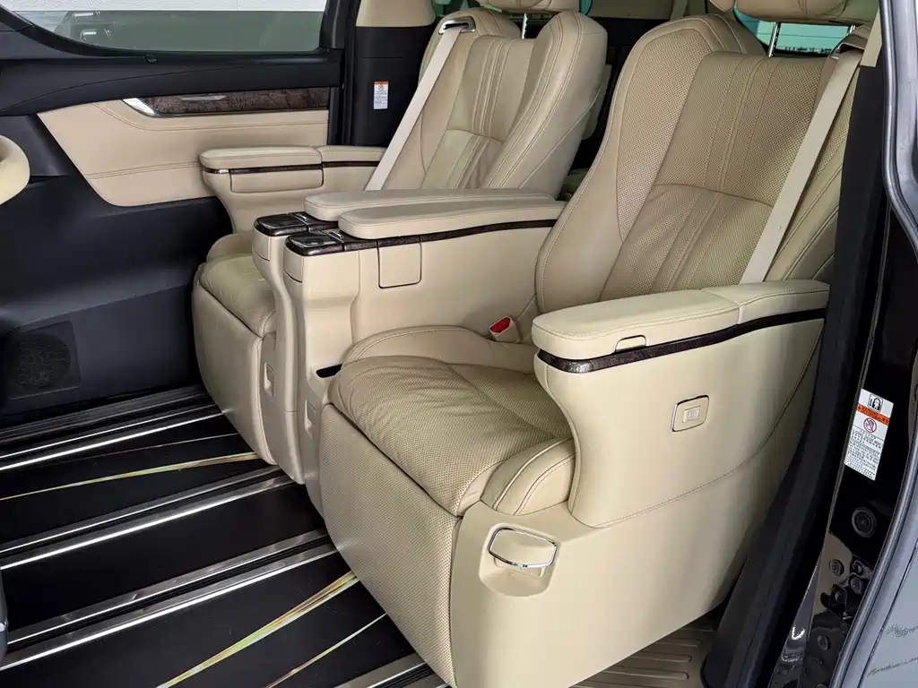 Toyota Vellfire — фото 3