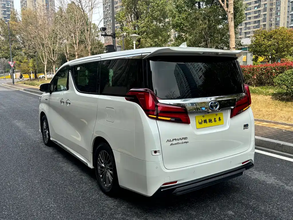 Toyota Alphard — фото 4