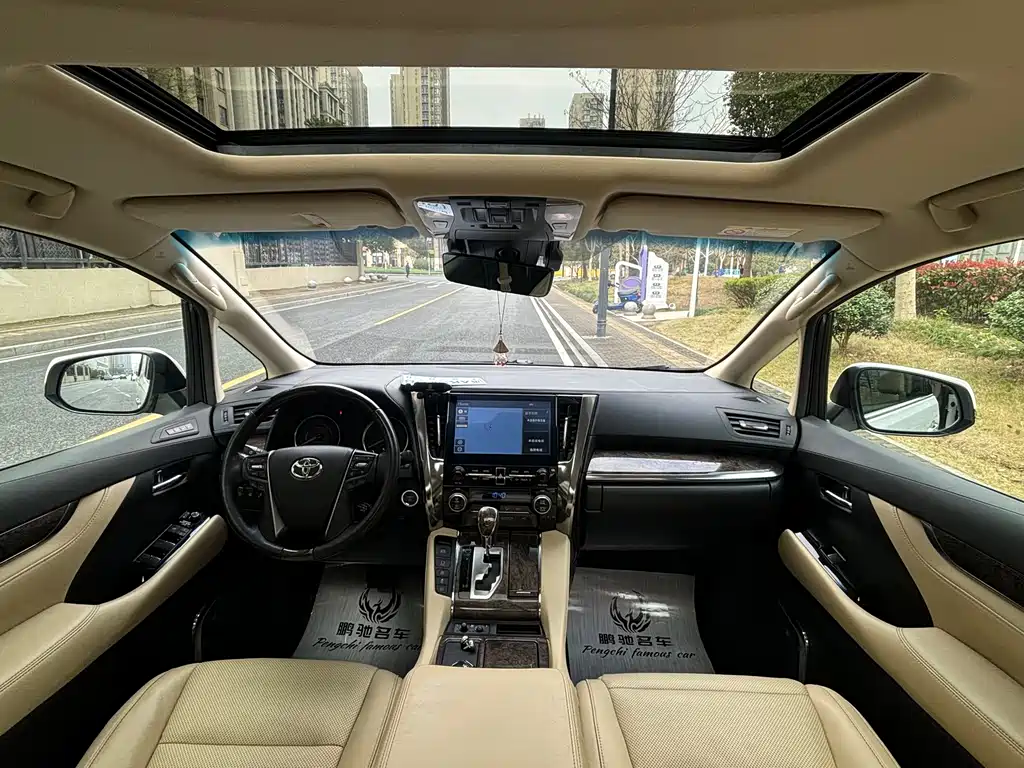 Toyota Alphard — фото 5